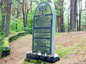 Visitando un antico cimitero ebraico