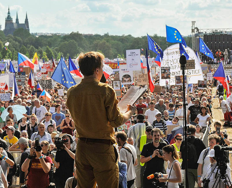 I cechi in piazza. Macek: «La democrazia non è una cosa scontata»